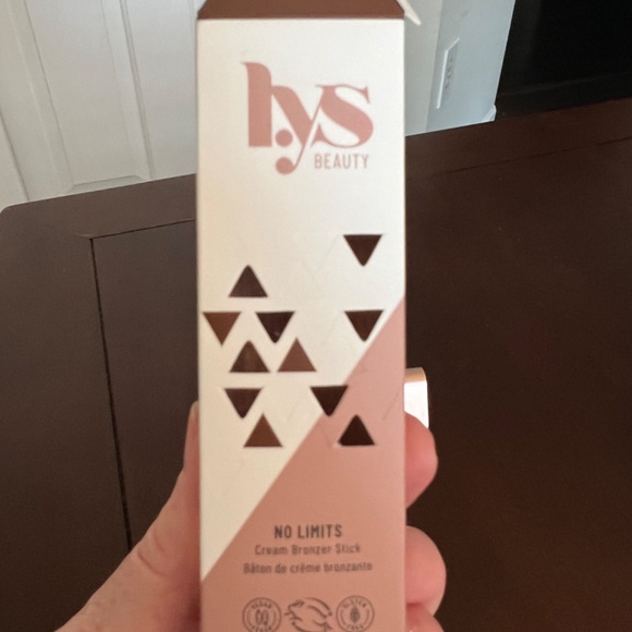 🎀 HOST PICK 🎀 LYS BEAUTY: NO LIMITS CREAM BRONZER STICK: Deep - Picture 3 of 10